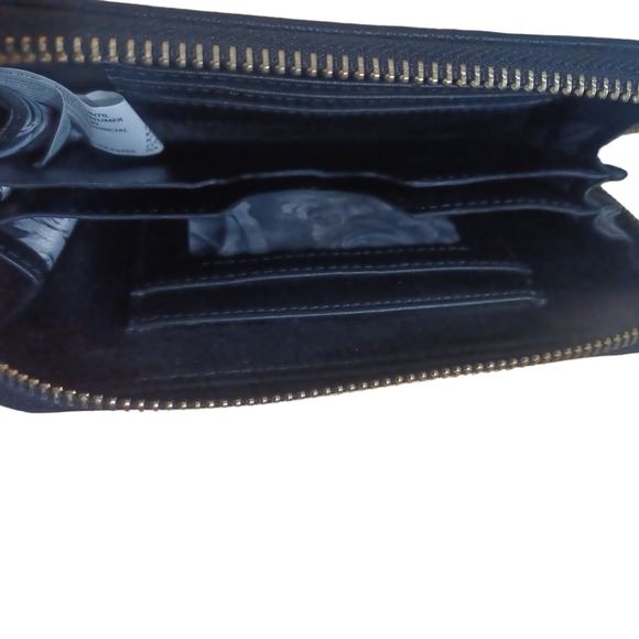 Adrienne Vittadini Zip Around Black Wallet - Picture 5 of 6